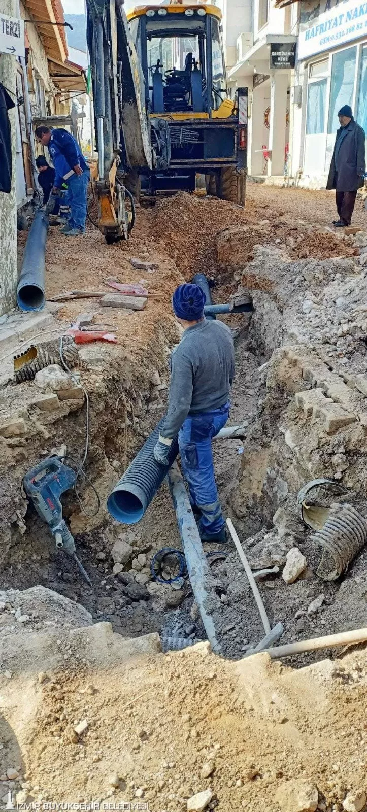 Karaburun Cumhuriyet Caddesi'nde İZSU Genel Müdürlüğü tarafından 300 metrelik yeni bir kanalizasyon hattı imal edildi. 