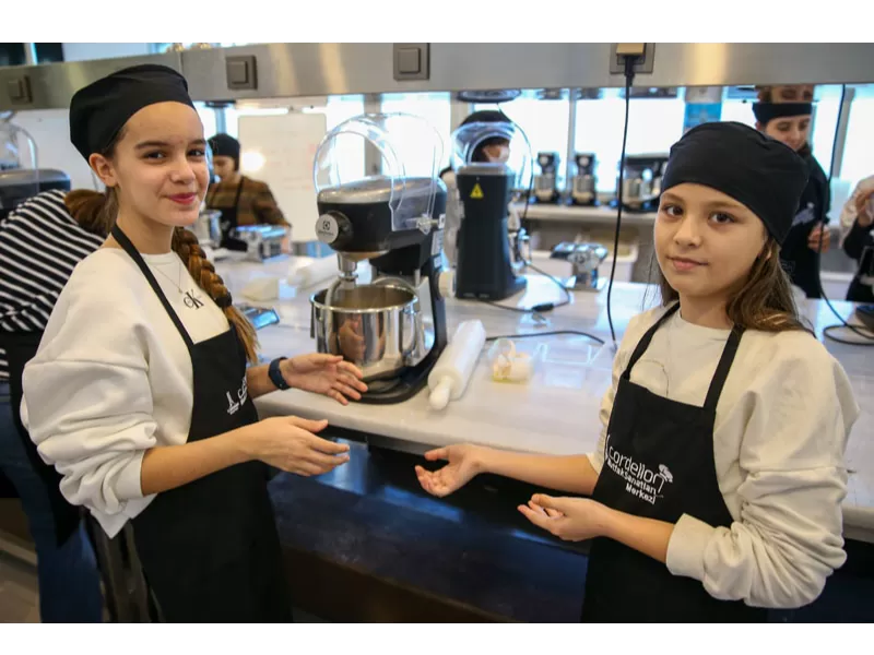 Karşıyaka Belediyesi'nin Cordelion Mutfak Sanatları Merkezi'nde düzenlenen Makarna Atölyesi'nde Karşıyaka Çocuk Belediyesi üyeleri makarna yapmayı öğrendi.