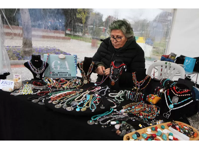 Karşıyaka Belediyesi, Sevgililer Günü'ne özel bir pazar kuruyor. 10-14 Şubat tarihleri arasında Zühtü Işıl Meydanı'nda yer alacak pazarda, el yapımı ürünler ve sevgilinize özel hediyeler yer alacak.
