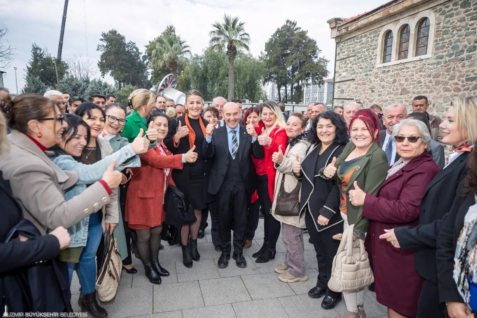 İzmir Büyükşehir Belediye Başkanı Tunç Soyer, veda buluşmaları kapsamında kentteki muhtarlarla bir araya geldi.