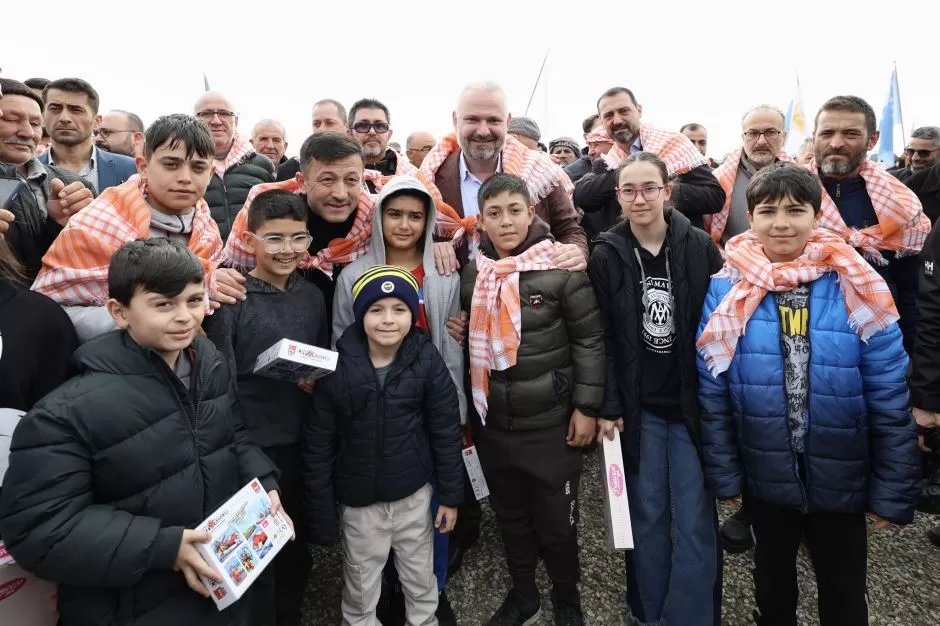 Menemen Belediyesi ev sahipliğinde düzenlenen 11. Geleneksel Türkelli Folklorik Deve Gösterisi, 7'den 70'e binlerce vatandaşın katılımıyla gerçekleşti.