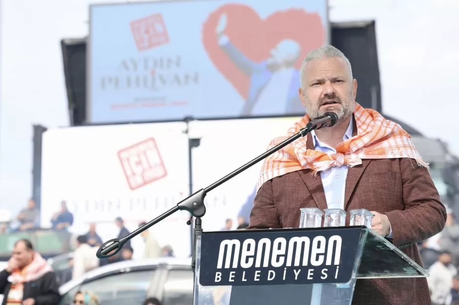 Menemen Belediyesi ev sahipliğinde düzenlenen 11. Geleneksel Türkelli Folklorik Deve Gösterisi, 7'den 70'e binlerce vatandaşın katılımıyla gerçekleşti.