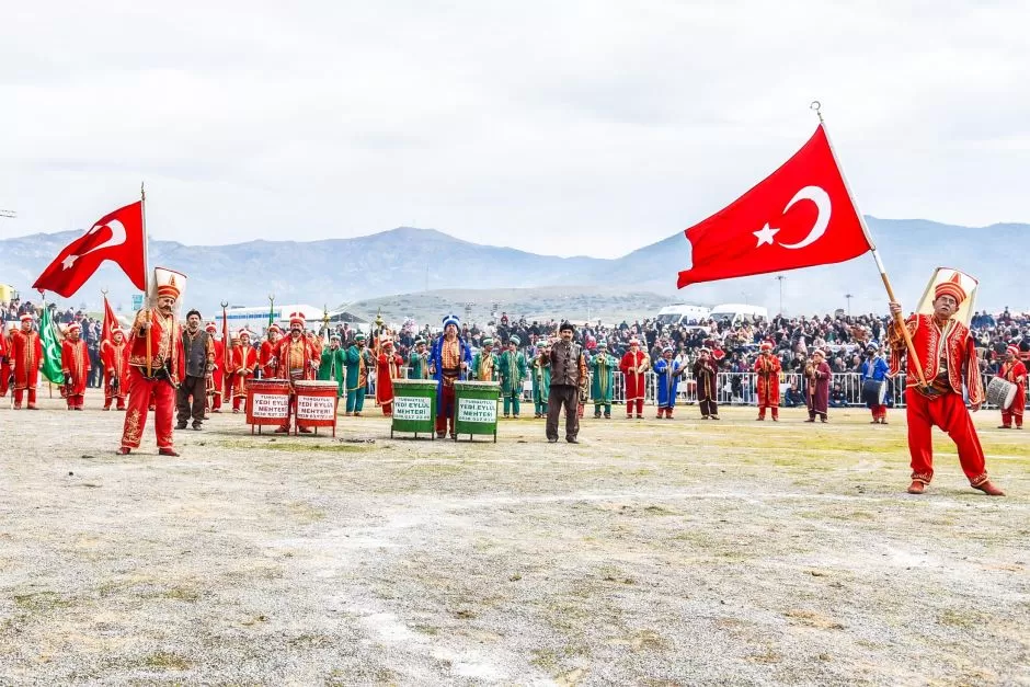 Menemen Belediyesi ev sahipliğinde düzenlenen 11. Geleneksel Türkelli Folklorik Deve Gösterisi, 7'den 70'e binlerce vatandaşın katılımıyla gerçekleşti.