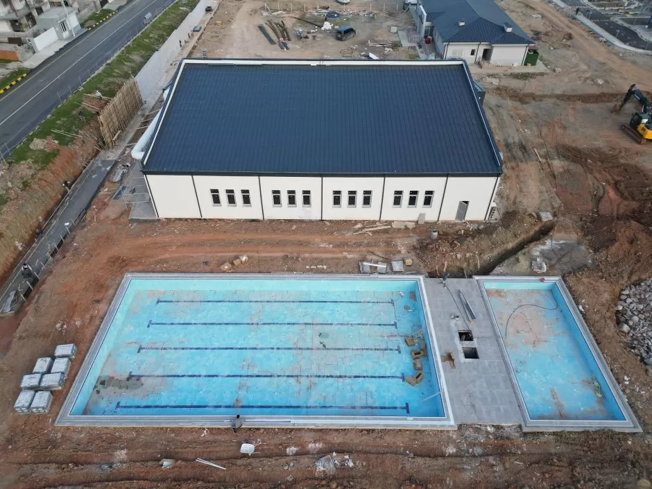 Menemen'de onlarca yıllık bir hasret sona eriyor! Asarlık Sosyal Tesisi'nin açılışıyla birlikte ilçenin ilk kapalı ve yarı olimpik yüzme havuzu hizmete giriyor. 