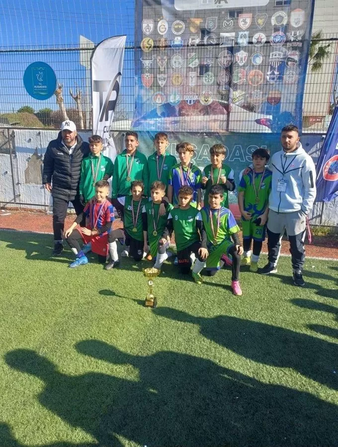 Narlıdere Belediyespor'un U-11, U-12 ve U-14 takımları, Kuşadası'nda düzenlenen Sömestr Cup'tan 3 kupayla döndü.