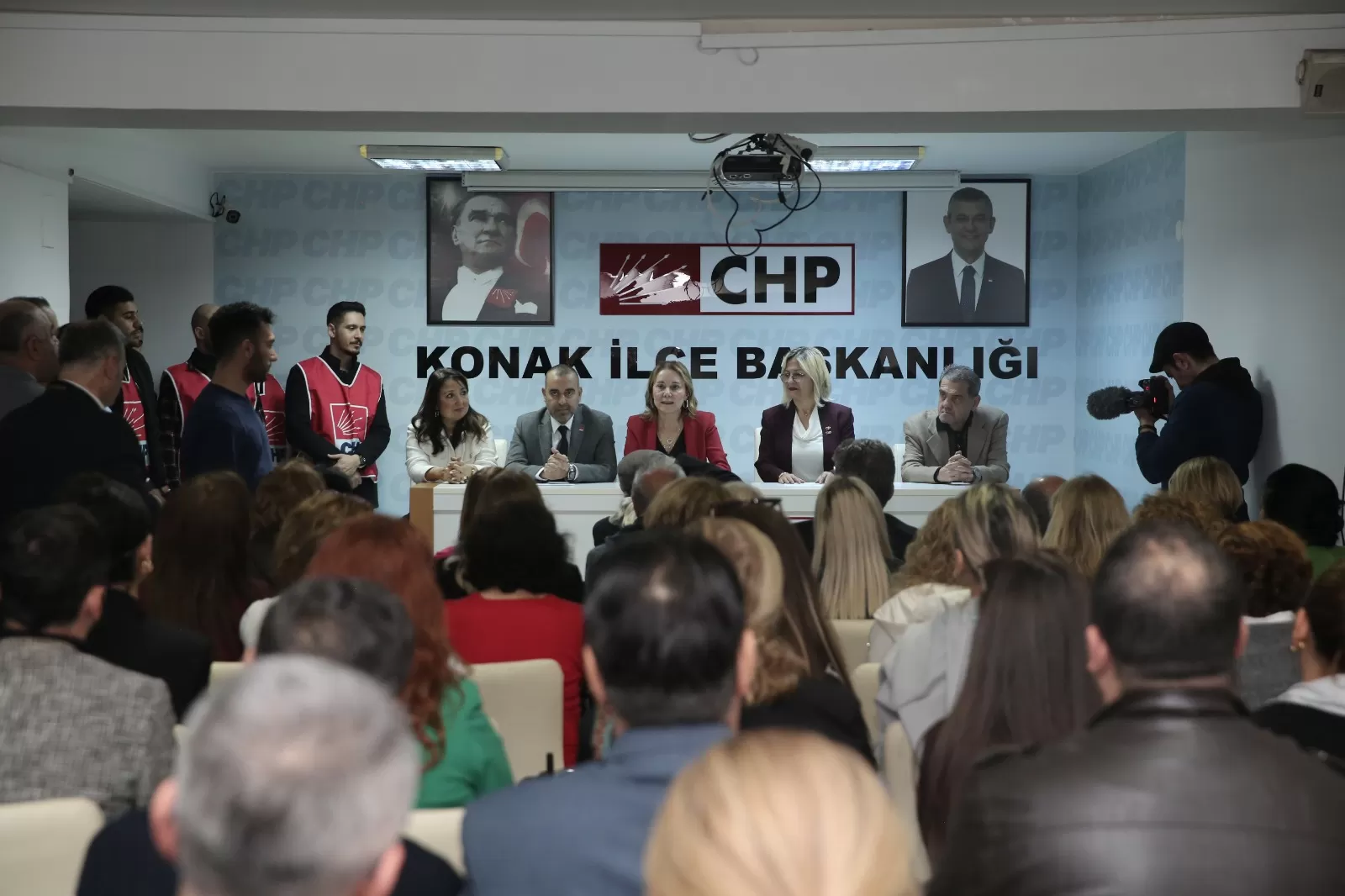 CHP Konak Belediye Başkan Adayı Nilüfer Çınarlı Mutlu, sendika ziyaretleri, basın açıklamaları, esnaf turları ve gençlerle buluşmalar gibi yoğun bir programla Konak'ta seçim çalışmalarını sürdürüyor.
