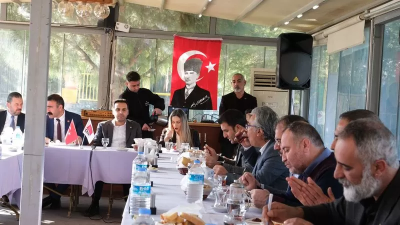 CHP Çiğli Belediye Başkan Adayı Onur Emrah Yıldız, aday adaylarıyla bir araya gelerek örnek bir adım attı.