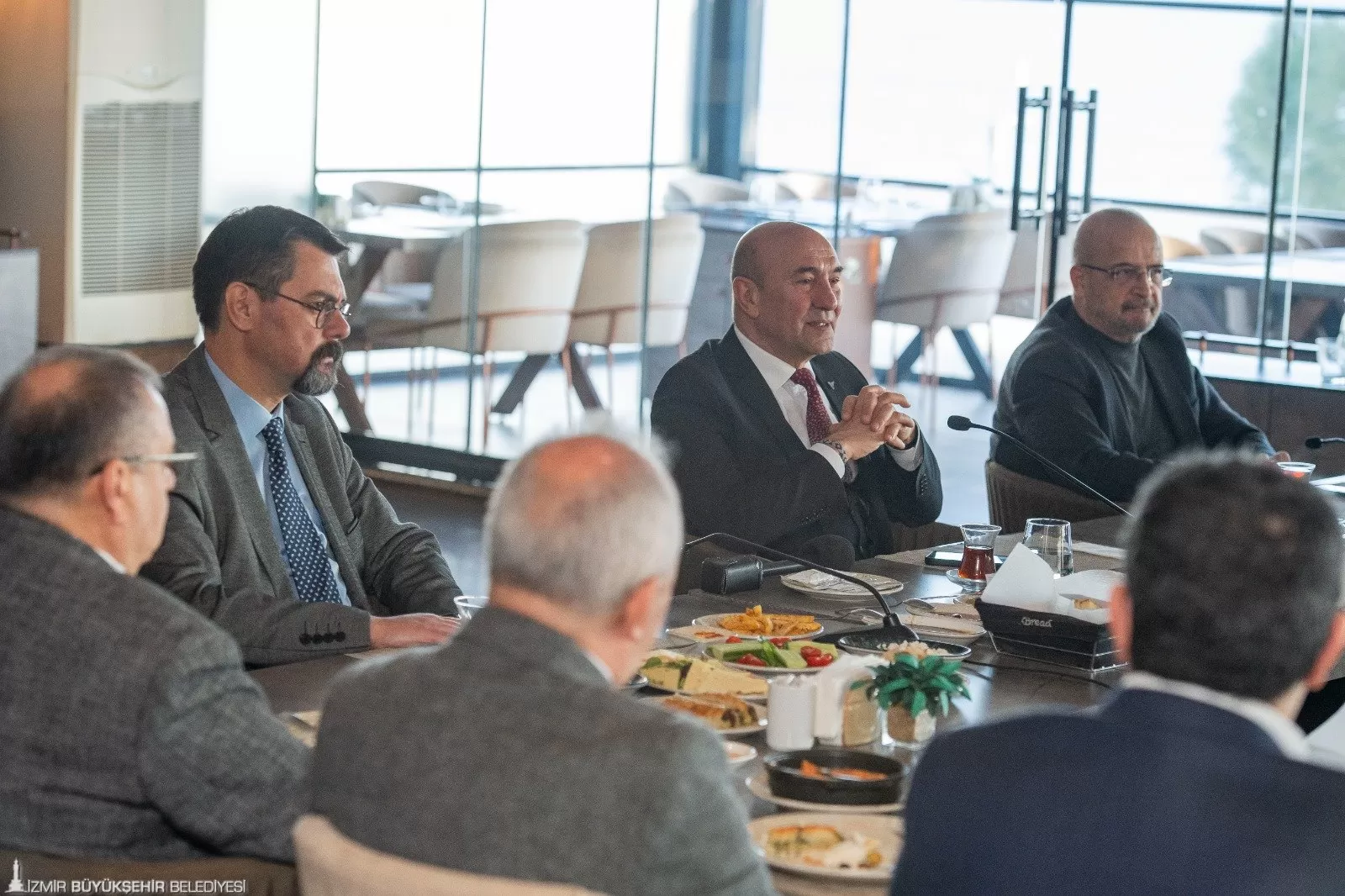 İzmir Büyükşehir Belediye Başkanı Tunç Soyer, İzmir Büyükşehir Belediyesi iştiraklerinin yöneticileriyle bir araya geldi. 