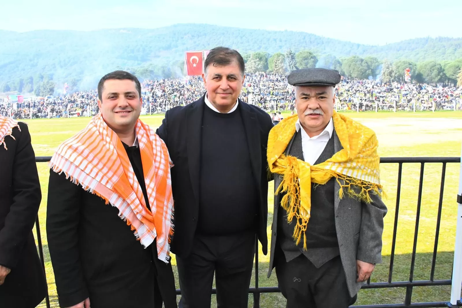 Bölgenin en büyüğü olarak ünlenen Torbalı Deve Güreşleri Festivali 15. kez gerçekleşti. Aydın, Manisa, Balıkesir, Muğla, Antalya ve Çanakkale'den gelen 160 deve, kıran kırana güreşti