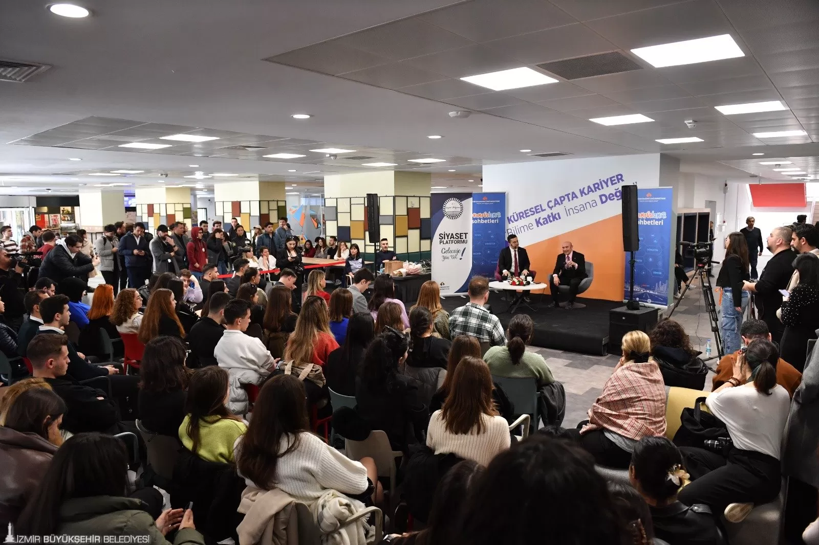 İzmir Büyükşehir Belediye Başkanı Tunç Soyer, İzmir Ekonomi Üniversitesi'nde düzenlenen Kampüs İzmir Sohbetleri'nde gençlerle bir araya geldi.