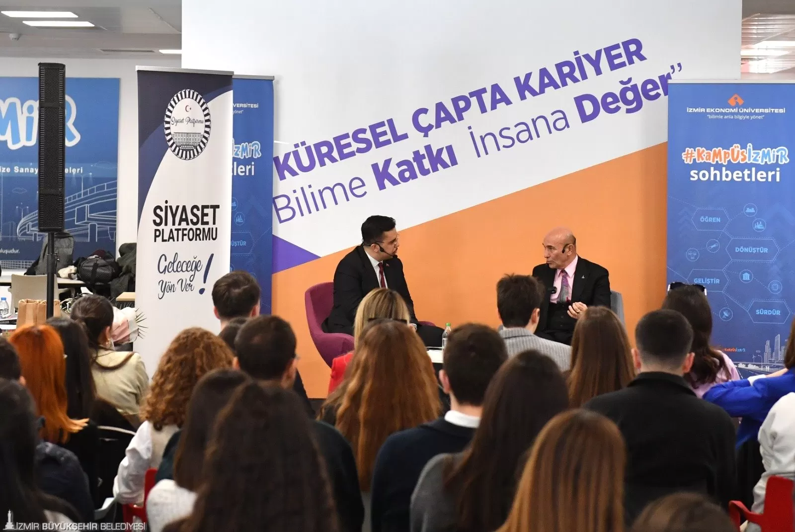 İzmir Büyükşehir Belediye Başkanı Tunç Soyer, İzmir Ekonomi Üniversitesi'nde düzenlenen Kampüs İzmir Sohbetleri'nde gençlerle bir araya geldi.