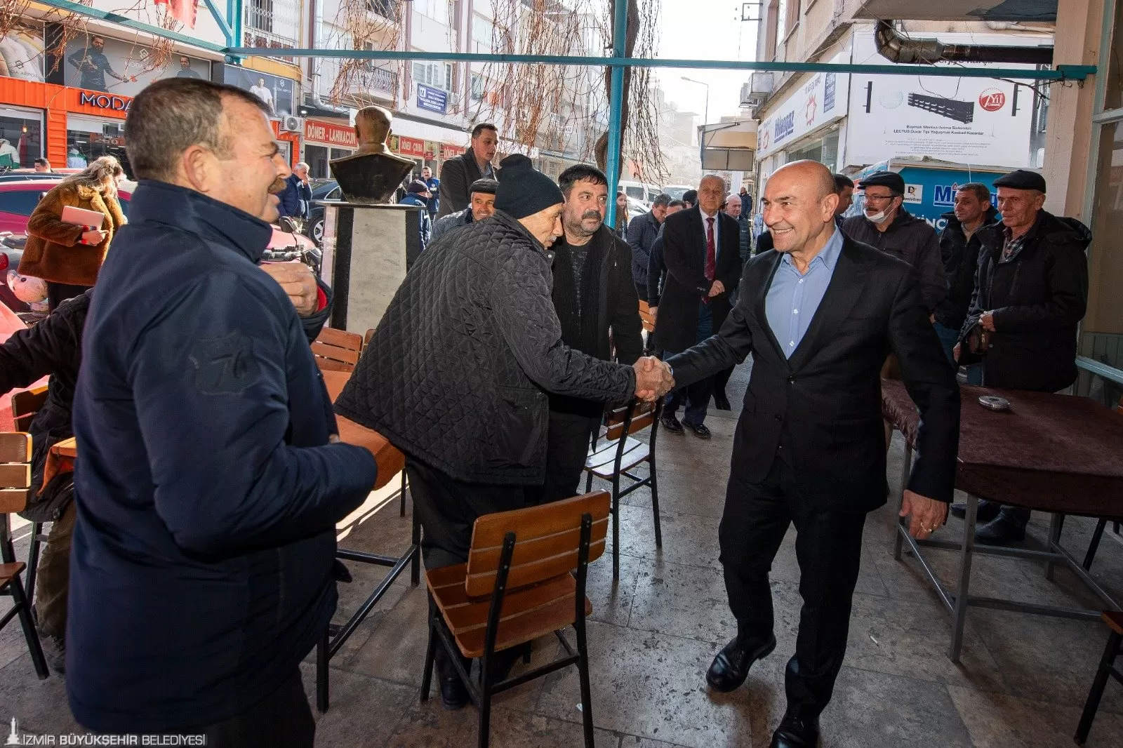 İzmir Büyükşehir Belediye Başkanı Tunç Soyer, görev süresi boyunca desteklerini esirgemeyen İzmirlilere teşekkür etmek amacıyla Tire Süt Kooperatifi'ni ziyaret etti.
