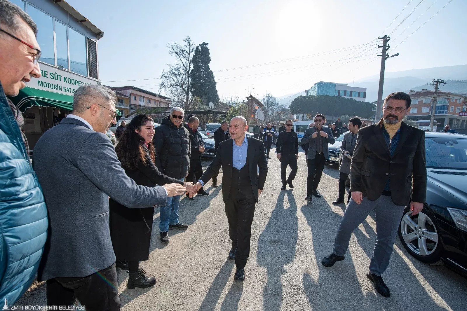 İzmir Büyükşehir Belediye Başkanı Tunç Soyer, görev süresi boyunca desteklerini esirgemeyen İzmirlilere teşekkür etmek amacıyla Tire Süt Kooperatifi'ni ziyaret etti.