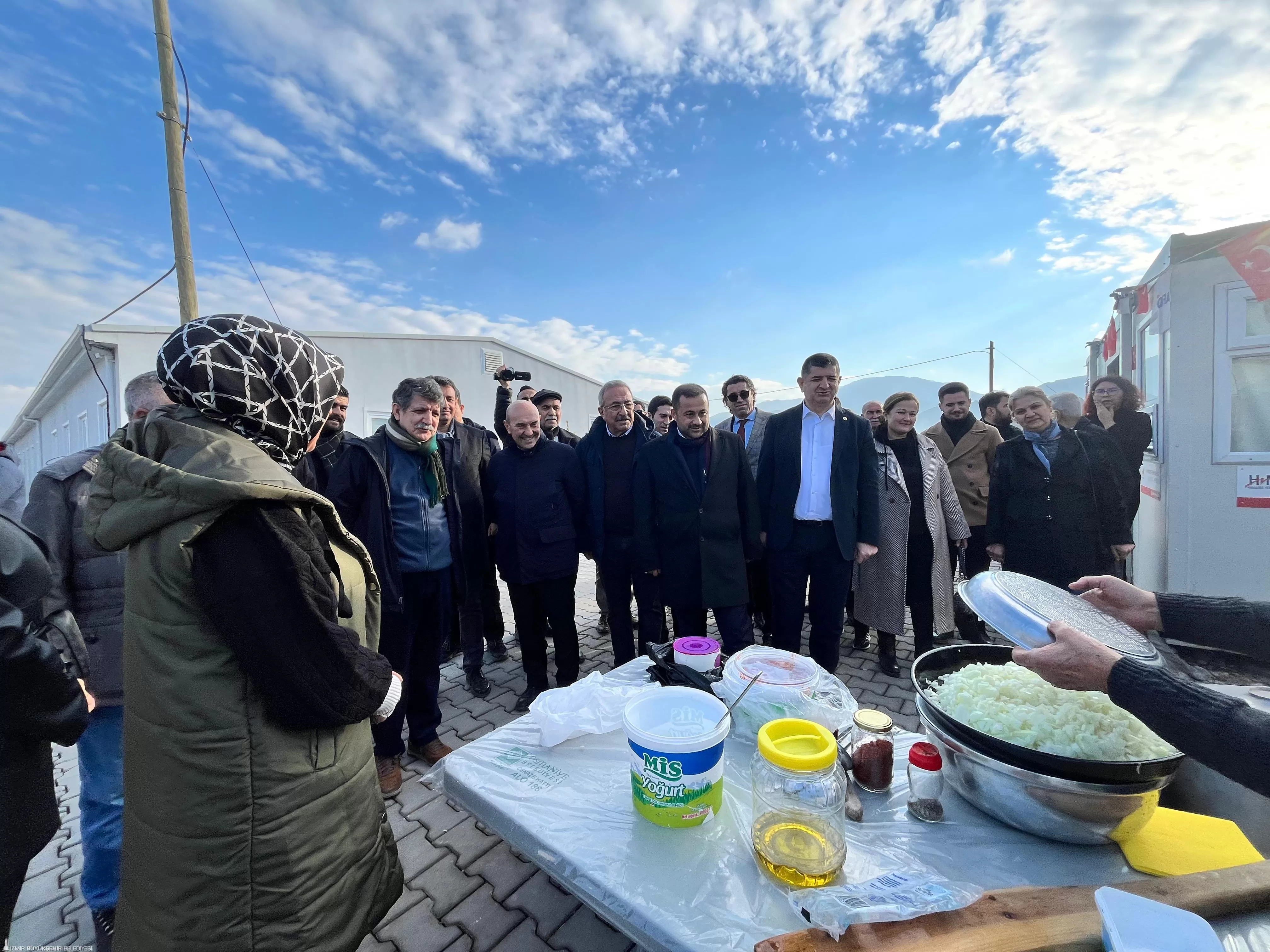 İzmir Büyükşehir Belediye Başkanı Tunç Soyer, Kahramanmaraş merkezli depremlerin birinci yıldönümünde Osmaniye'ye gitti.