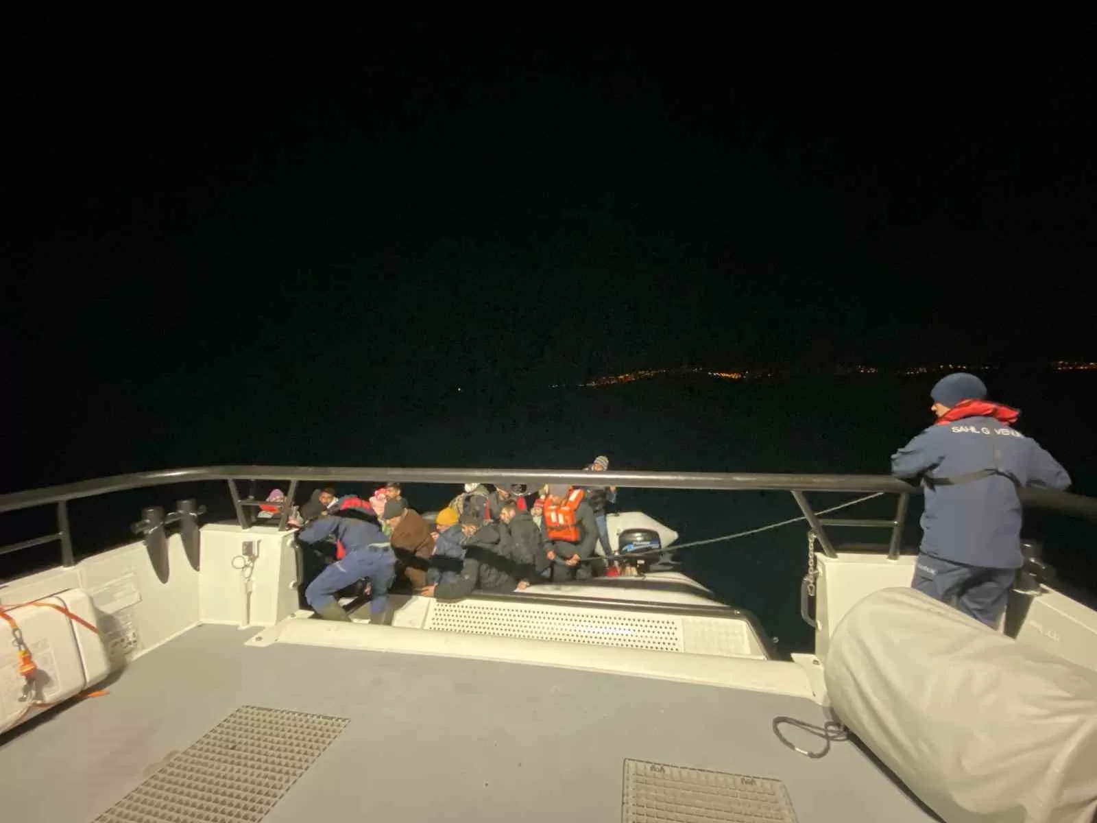 İzmir'de Sahil Güvenlik ekipleri, Çeşme, Dikili ve Foça ilçeleri açıklarında yasa dışı yollarla yurt dışına çıkmak isteyen 107 düzensiz göçmeni yakaladı. 