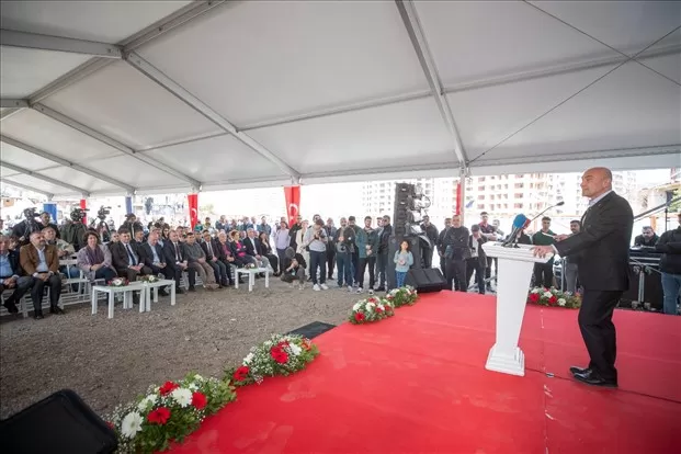 İzmir Büyükşehir Belediye Başkanı Tunç Soyer, Karşıyaka Örnekköy Kentsel Dönüşüm Projesi'nin 5. etabının temel atma törenine katıldı. 