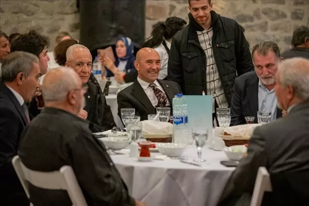 İzmir Büyükşehir Belediye Başkanı Tunç Soyer, İzmir Doğu ve Güneydoğu Anadolu Derneği'nin iftar programında yaptığı konuşmada ayrımcılığa karşı birlik ve dayanışma mesajı verdi.