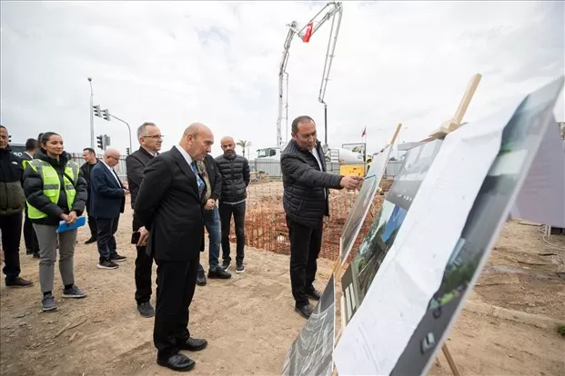 İzmir Büyükşehir Belediyesi tarafından Mustafa Kemal Sahil Bulvarı'nda Karataş Yaya Üst Geçidi'nin temeli atıldı. 