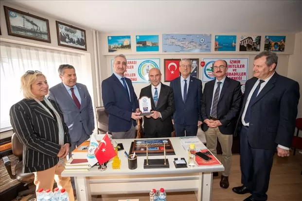 İzmir Büyükşehir Belediye Başkanı Tunç Soyer, Uluslararası Giritliler ve Mübadiller Federasyonu'nu (UGİMFED) ziyaret etti.