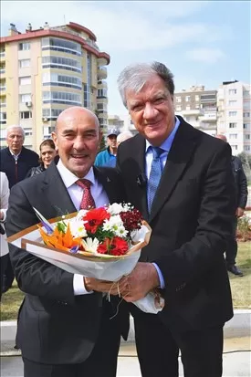 İzmir Büyükşehir Belediye Başkanı Tunç Soyer ve Narlıdere Belediye Başkanı Ali Engin, Narlıdere'nin en büyük rekreasyon alanı olan Pir Sultan Abdal Yaşam Vadisi'ni hizmete açtı.