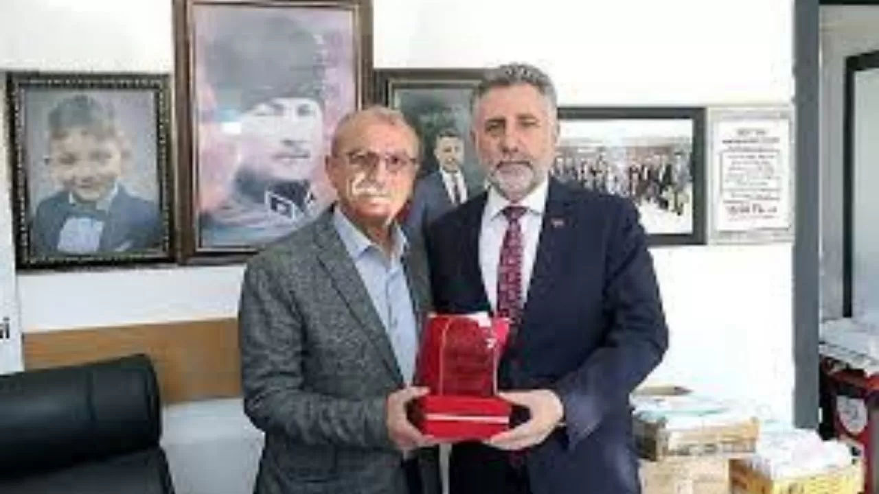 Bayraklı Belediye Başkanı Serdar Sandal'dan Muhtarlara Teşekkür Ziyareti
