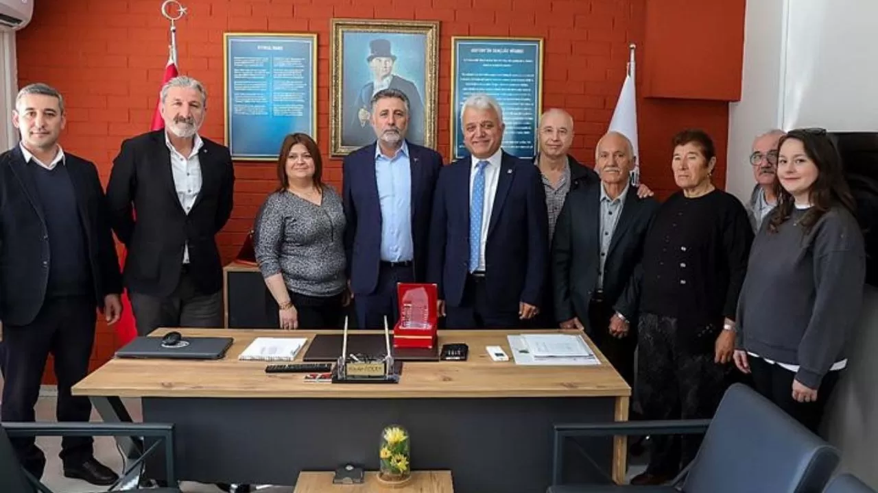 Bayraklı Belediye Başkanı Serdar Sandal, Dernek Ziyaretlerinde Birlik Mesajı Verdi