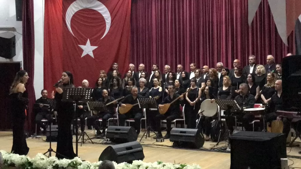 Bornova Belediyesi Sivil Toplum Kuruluşları Türk Halk Müziği Korosu, düzenlenen Kış Konseri ile sanatseverlerle buluştu.