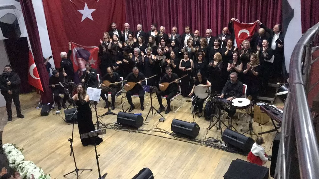 Bornova Belediyesi Sivil Toplum Kuruluşları Türk Halk Müziği Korosu, düzenlenen Kış Konseri ile sanatseverlerle buluştu.