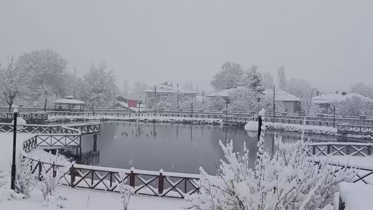 Çankırı Beyaza Bürüdü: Kar Yağışı Ulaşımda Aksamalara Yol Açtı