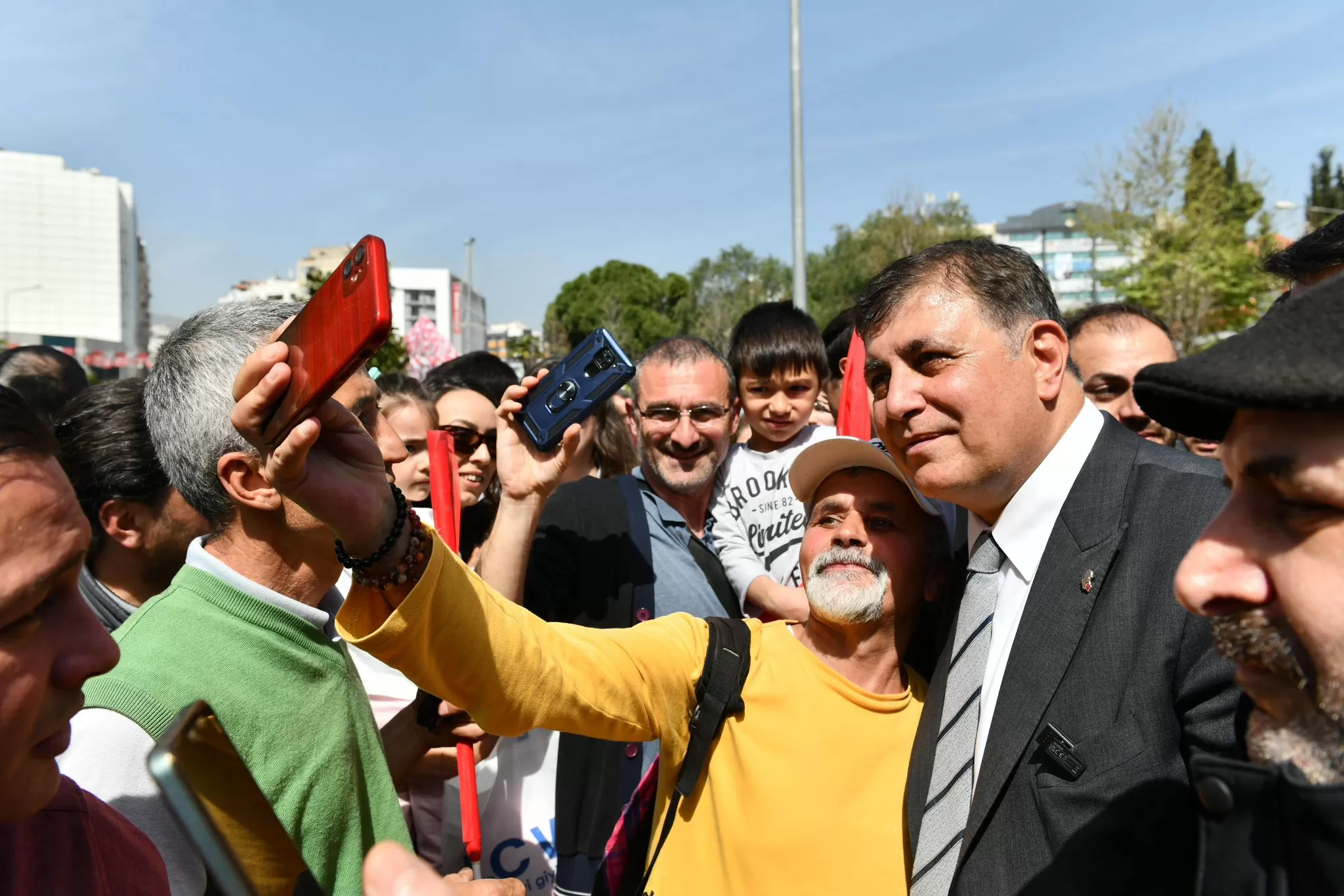 CHP Genel Başkanı Özgür Özel, otobüs ile CHP İzmir Büyükşehir Belediye Başkan Adayı Dr. Cemil Tugay ve partililerle birlikte seçmenleri selamladı.