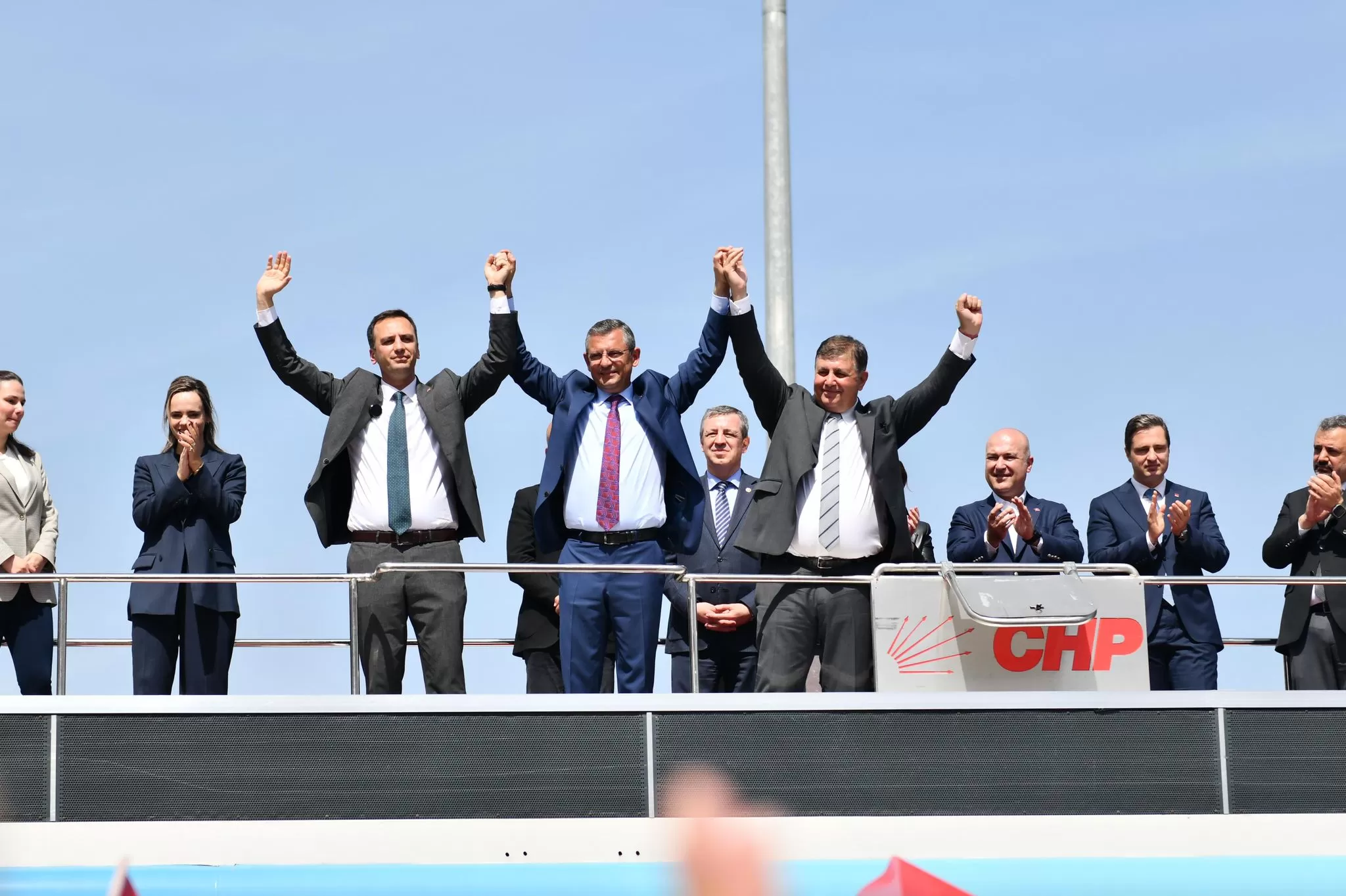 CHP Genel Başkanı Özgür Özel, otobüs ile CHP İzmir Büyükşehir Belediye Başkan Adayı Dr. Cemil Tugay ve partililerle birlikte seçmenleri selamladı.