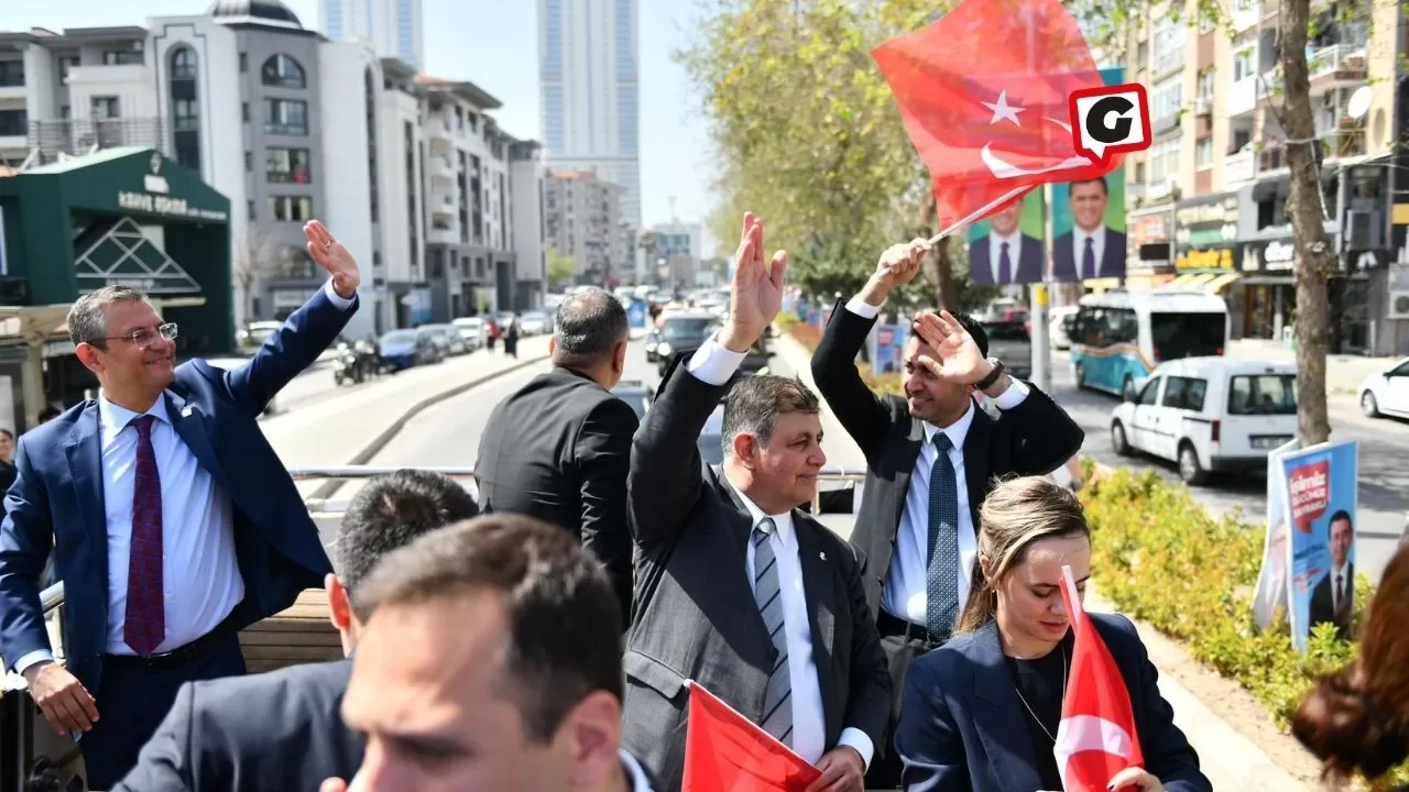 CHP Genel Başkanı Özgür Özel ve Büyükşehir adayı Cemil Tugay Otobüs ile İzmir'de seçmenlerle buluştu