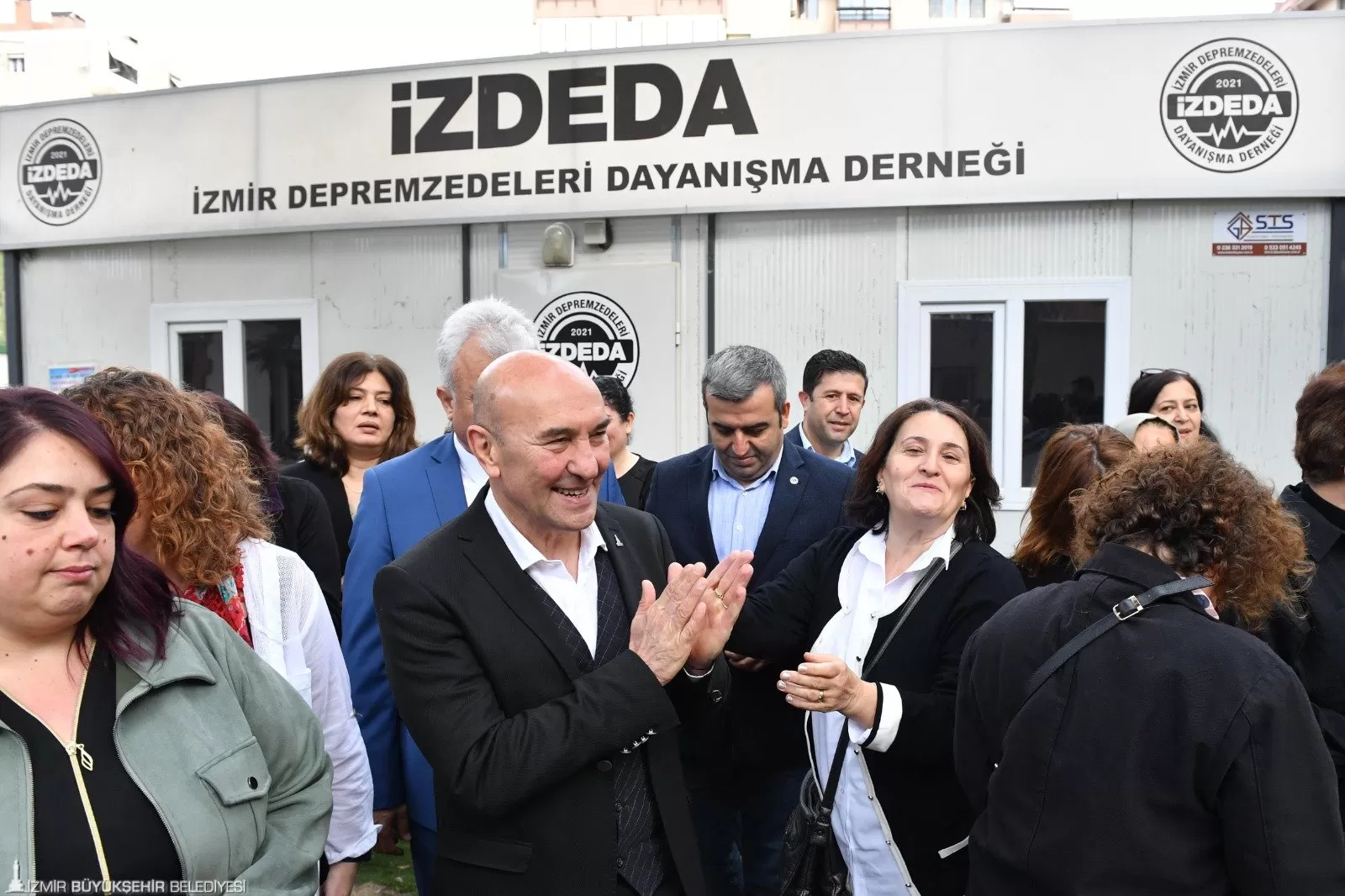İzmir Büyükşehir Belediye Başkanı Tunç Soyer, 30 Ekim İzmir depreminin mağdurlarıyla kahvaltıda bir araya geldi.