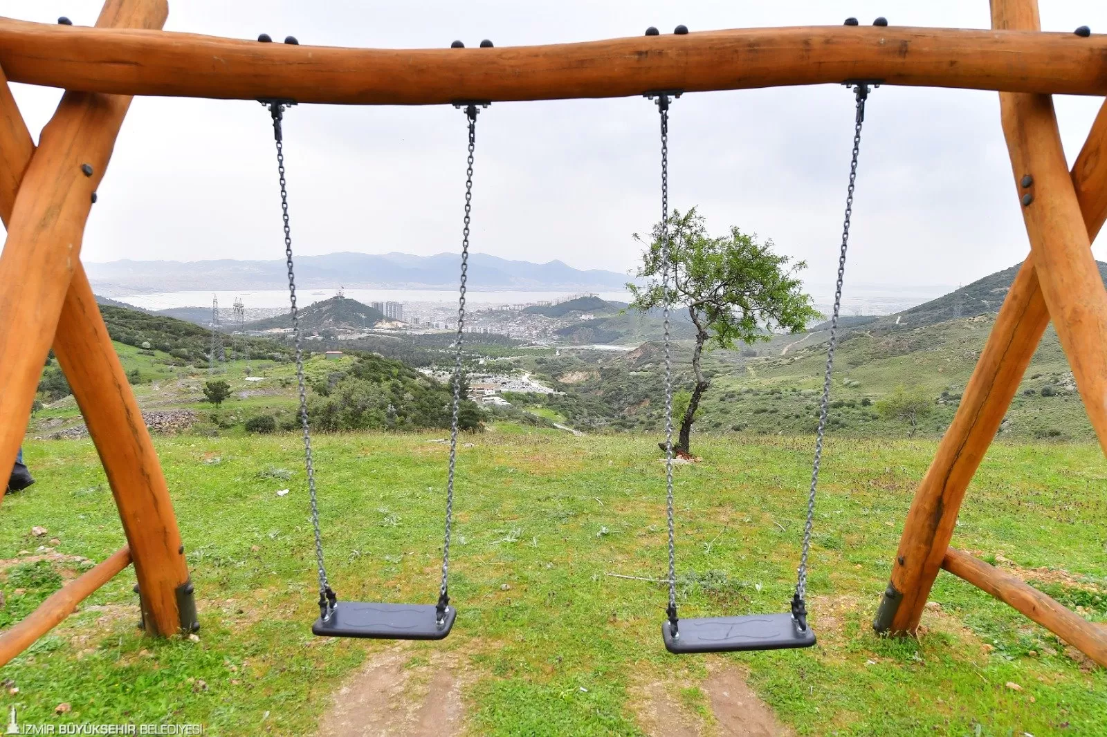 İzmir Büyükşehir Belediyesi, İzmirlilerin doğayla buluşma noktası olacak 7. Yaşayan Parkı Kovankayası'nı hizmete açtı. 