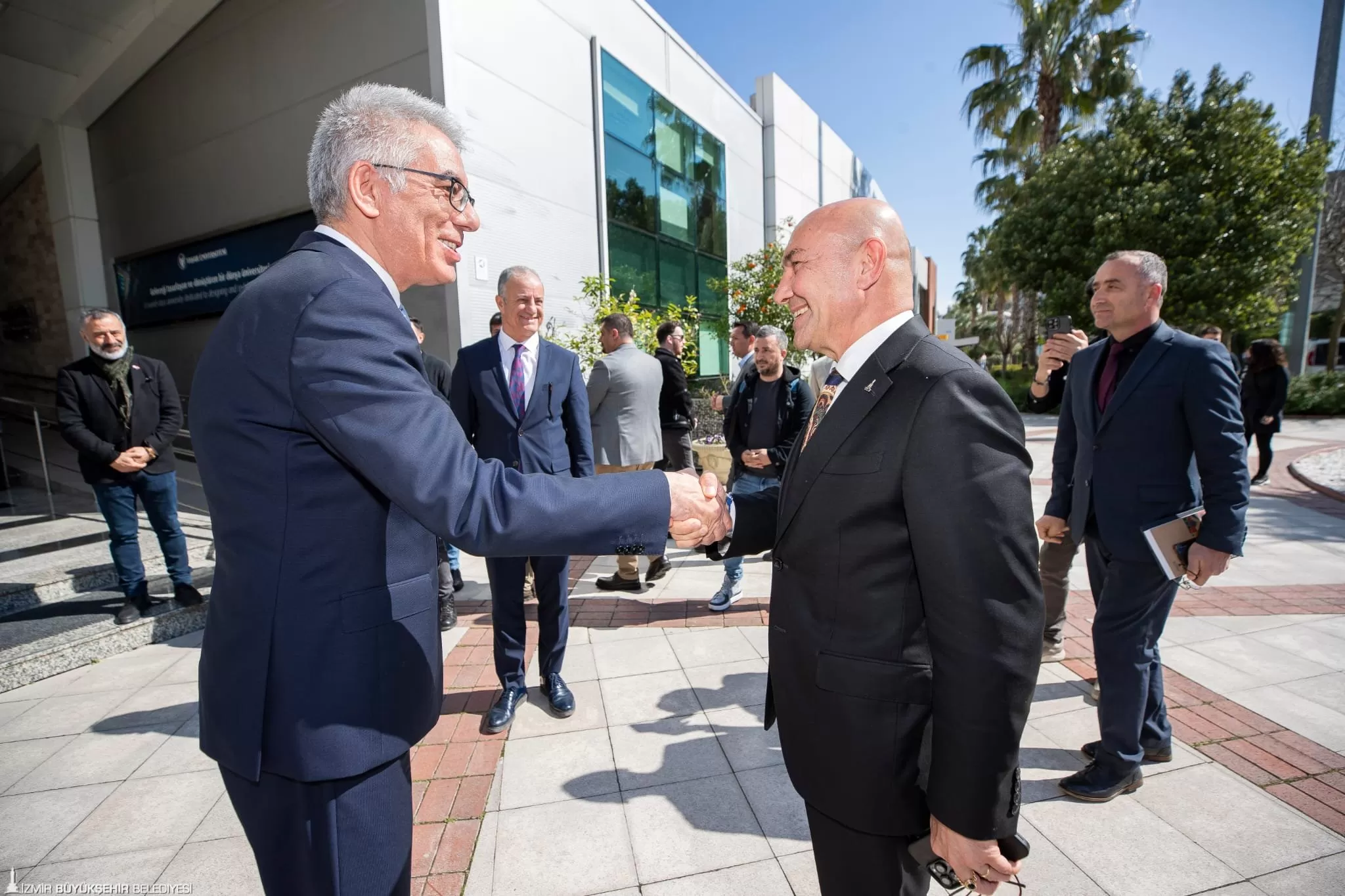 İzmir Büyükşehir Belediyesi ve Yaşar Üniversitesi iş birliği ile "Tarım 4.0, İnovasyon ve Girişimcilik, Gıda Güvenliği, Sürdürülebilir Tarım Gıda Sistemleri" temalı eğitimler tamamlandı.