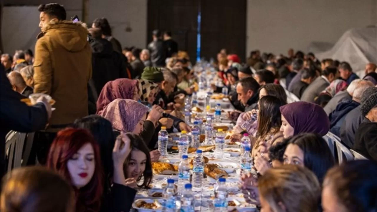 İzmir'de Büyük İftar Yemeği: Tasavvuf Müziği ve Semazen Gösterileri Eşliğinde Bereketli Bir Buluşma