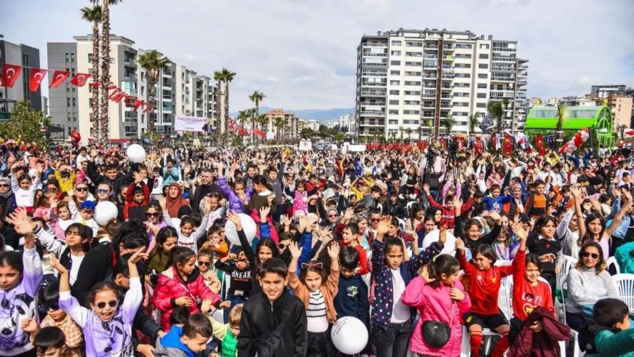 Menemen'de Türkiye'nin En Büyük Tematik Çocuk Oyun Köyü Açıldı! Başkan Pehlivan'dan Menemen'e Dev Yatırımlar Müjdesi