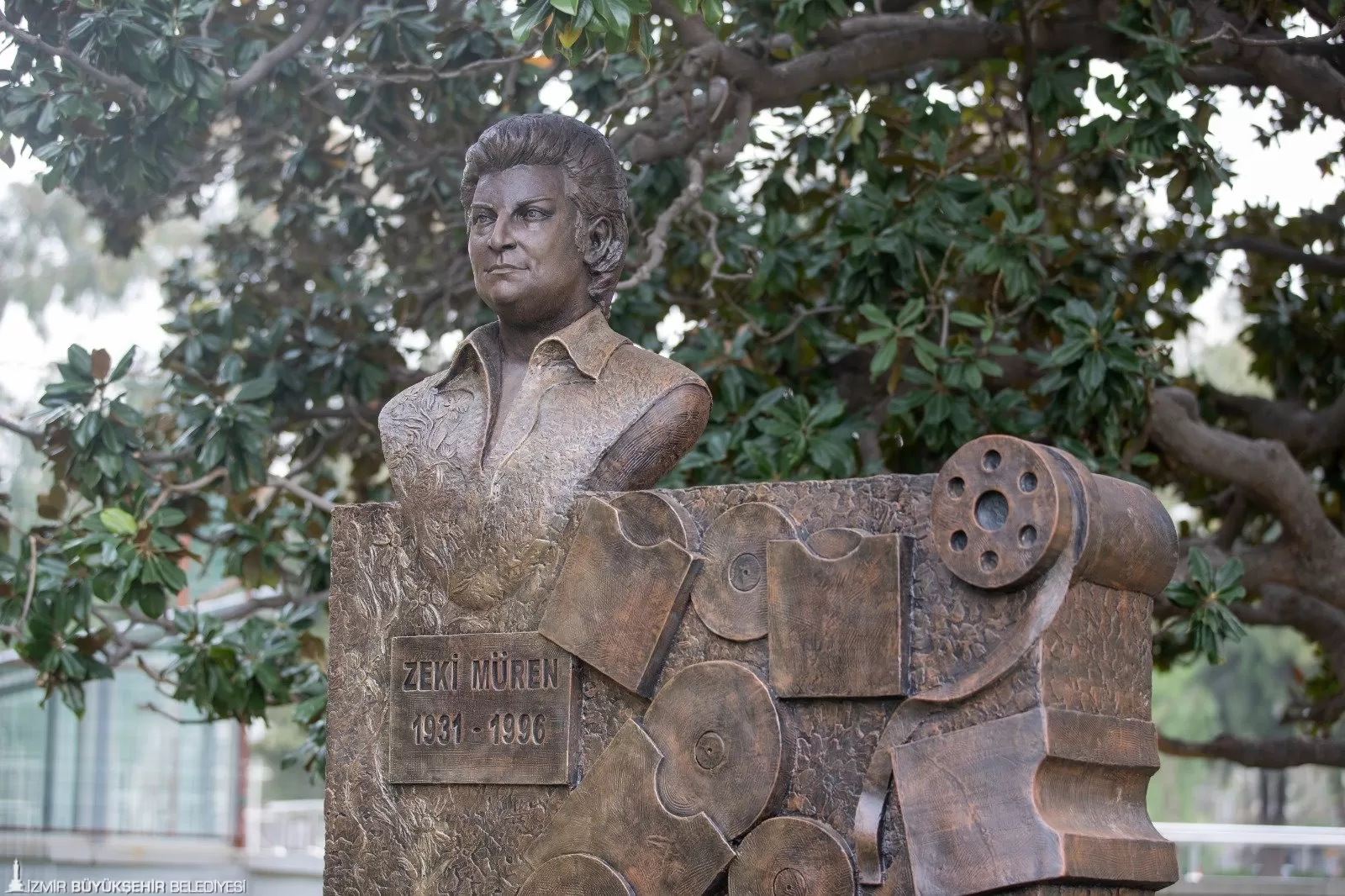 İzmir Büyükşehir Belediyesi, Türk Sanat Müziği'nin unutulmaz sesi Zeki Müren'in anısını yaşatmak için Kültürpark'ta heykelini dikti.