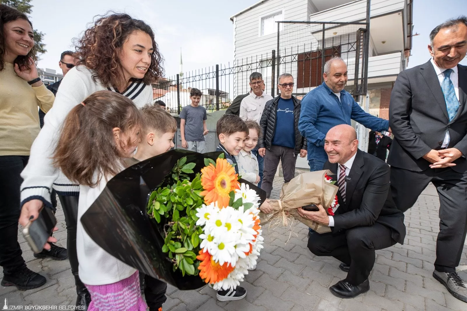İzmir Büyükşehir Belediyesi, Bornova'daki Mediha Mahmut Bey Ortaokulu'nda Türkiye'nin ilk sünger okulu uygulamasını tamamladı.