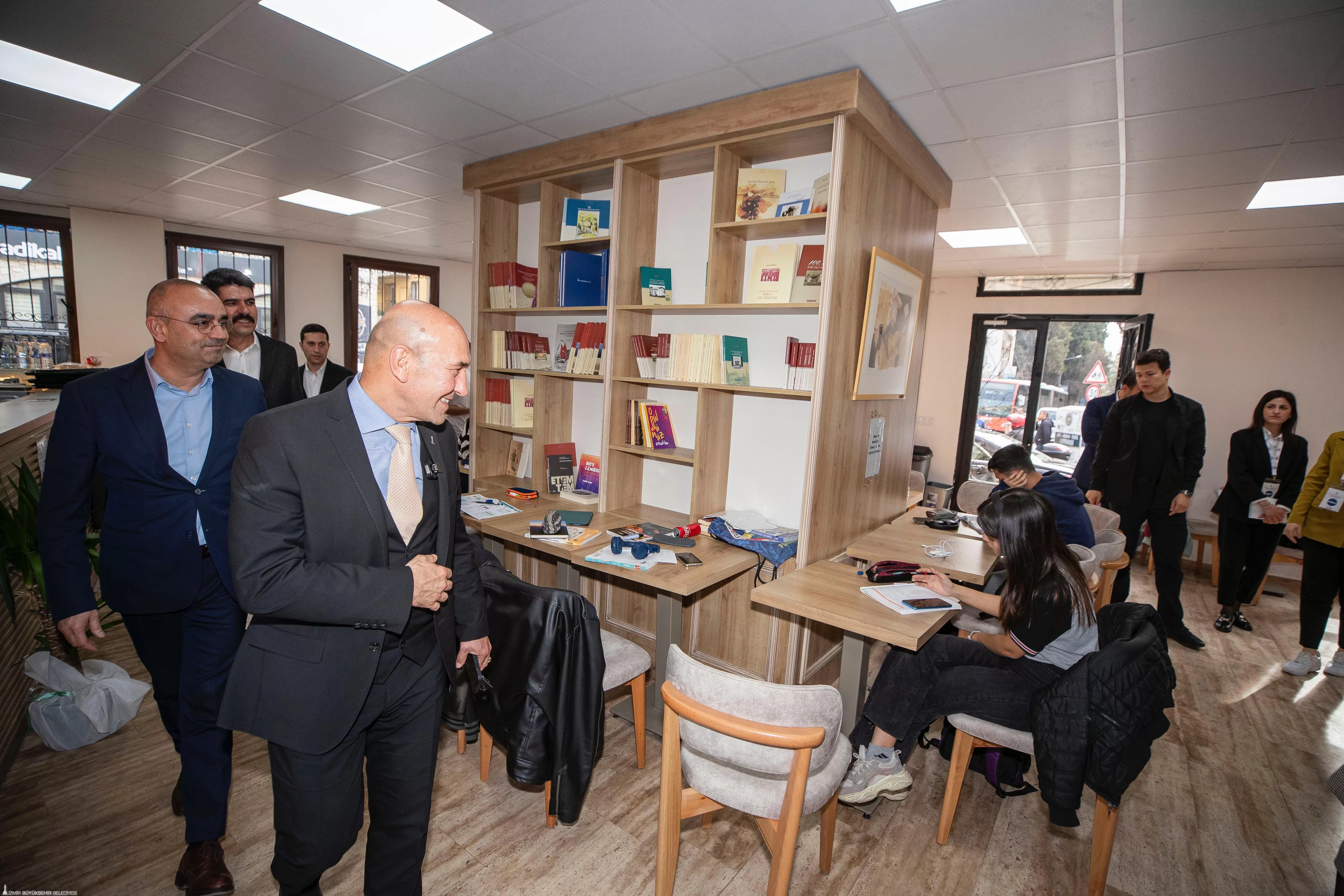 İzmir Büyükşehir Belediye Başkanı Tunç Soyer, Buca'da bulunan ve 7 gün 24 saat açık olan 100. Yıl Kitap Kafe ve Kütüphanesi'ni ziyaret etti. 