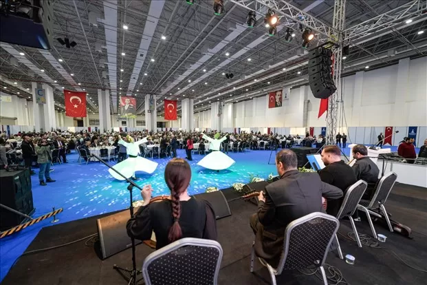 İzmir Büyükşehir Belediye Başkanı Tunç Soyer, Fuar İzmir'de düzenlenen iftar yemeğinde kentteki 1.293 muhtar ve azalarıyla bir araya geldi. 