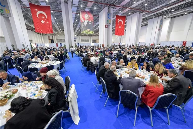 İzmir Büyükşehir Belediye Başkanı Tunç Soyer, Fuar İzmir'de düzenlenen iftar yemeğinde kentteki 1.293 muhtar ve azalarıyla bir araya geldi. 