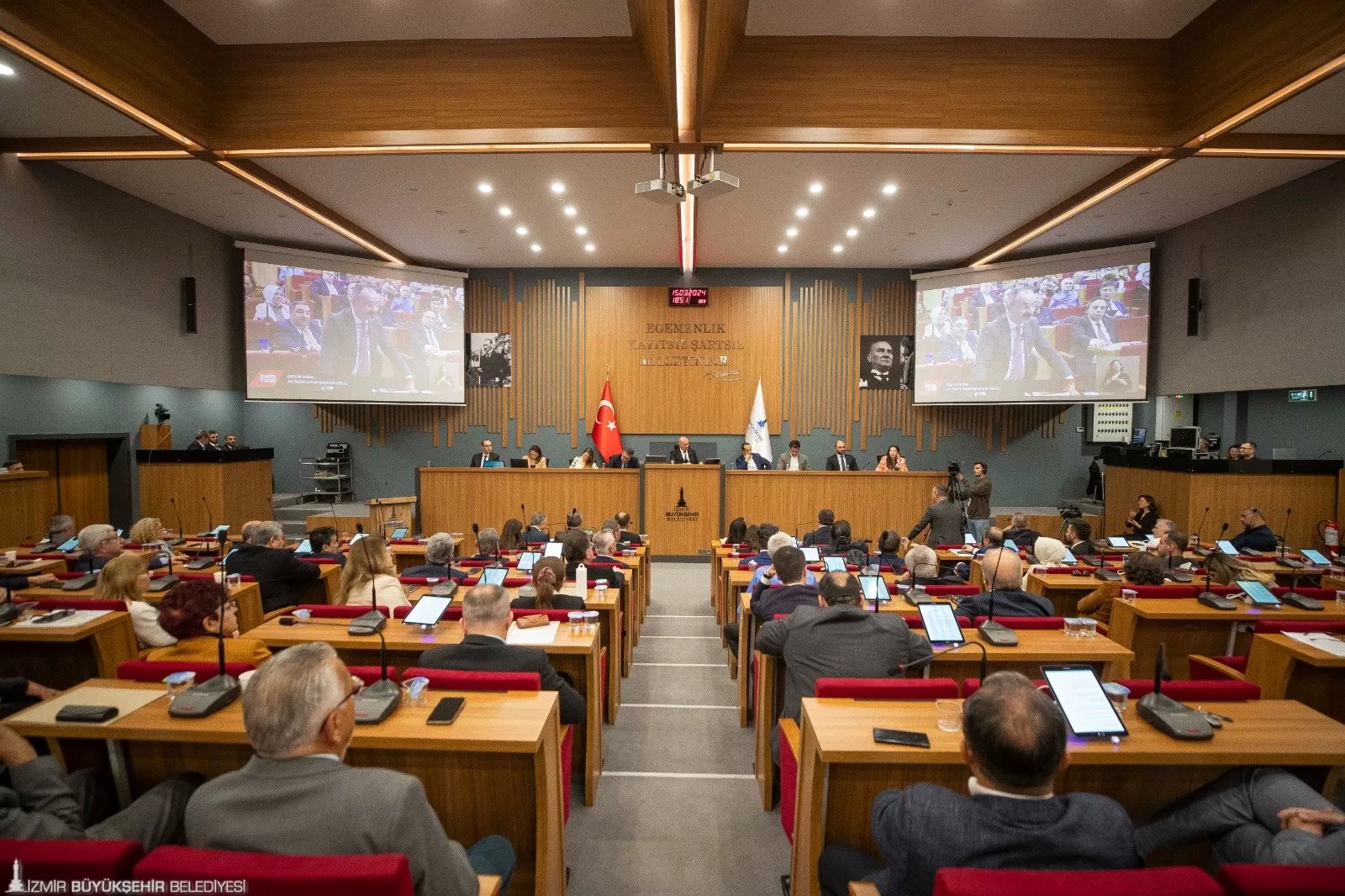 İzmir Büyükşehir Belediye Başkanı Tunç Soyer, 2019-2024 döneminin son meclis toplantısında duygu dolu bir veda konuşması yaptı.