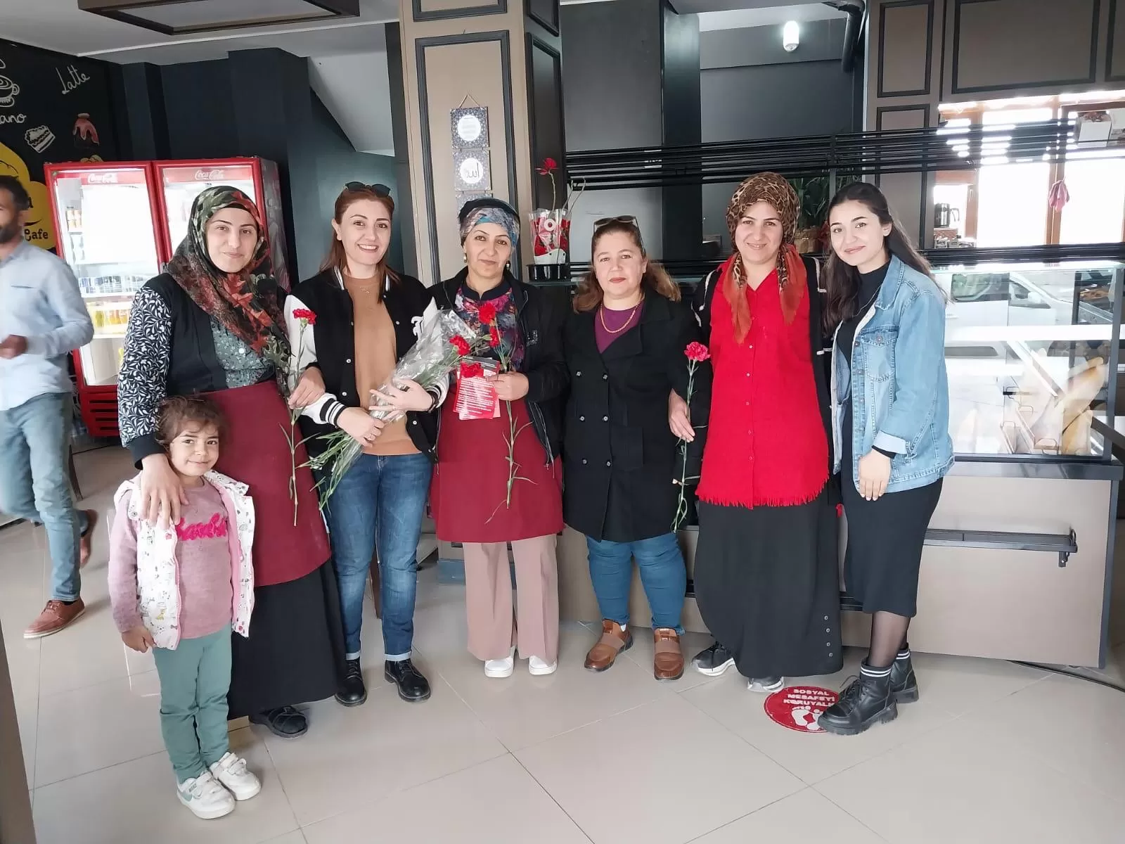  Yeniden Refah Partisi Karaburun Belediye Başkan Adayı Yaşar Elmas, 8 Mart Dünya Kadınlar Günü dolayısıyla Karaburun'daki kadınlarla bir araya geldi.