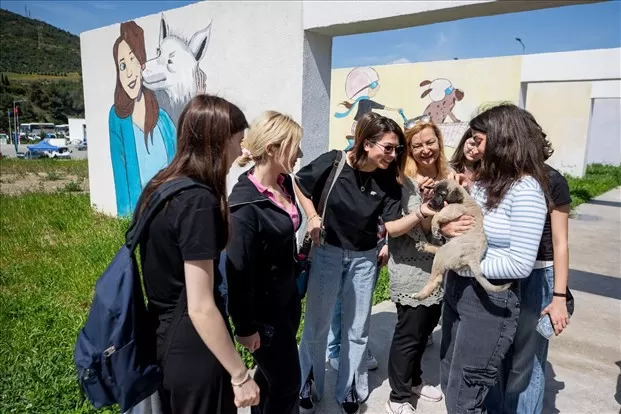 İzmir Büyükşehir Belediyesi, 4 Nisan Dünya Sokak Hayvanları Günü'nü PAKO Sokak Hayvanları Sosyal Yaşam Kampüsü'nde "Satın alma sahiplen" sloganıyla kutladı. 