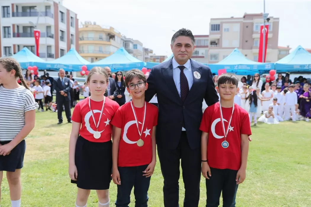 Türkiye Büyük Millet Meclisi'nin kuruluşunun 104. yıl dönümü ve 23 Nisan Ulusal Egemenlik ve Çocuk Bayramı, Aliağa'da düzenlenen tören ve gösterilerle coşkuyla kutlandı.