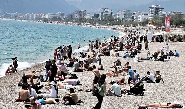 Antalya’da dünyaca ünlü sahilde bayramdaki yoğunluk yaz aylarını aratmadı