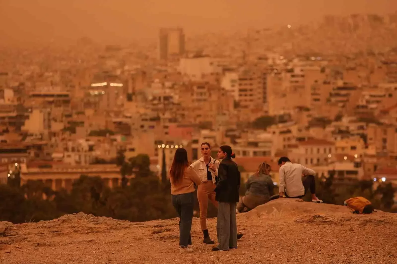 Atina’da Sahra'dan gelen çöl tozu gökyüzünü turuncuya boyadı