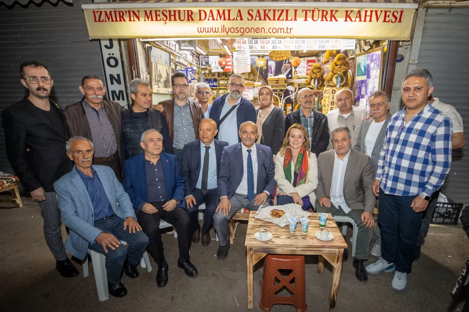 Konak Belediye Başkanı Nilüfer Çınarlı Mutlu, seçim sonrası ilk iftar yemeğini Kadir Gecesi'nde Güney Mahallesi'nde verdi.