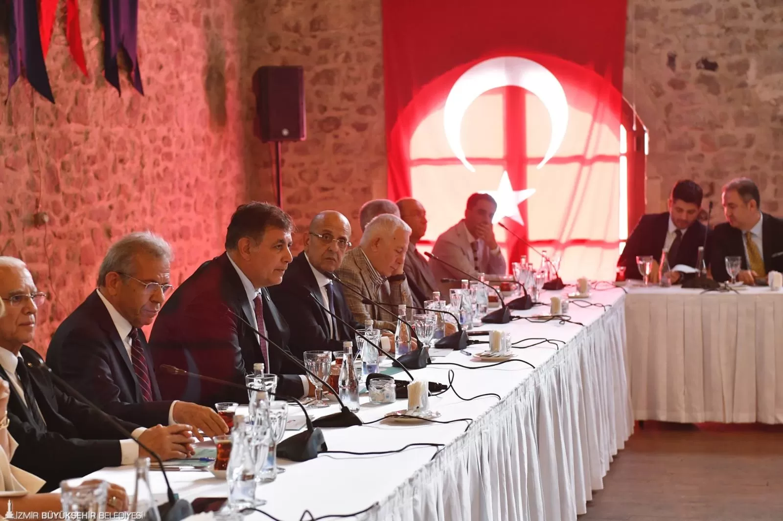 İzmir Büyükşehir Belediye Başkanı Dr. Cemil Tugay, İzmir Ekonomik Kalkınma Koordinasyon Kurulu'nun (İEKKK) 126. toplantısına ev sahipliği yaptı.